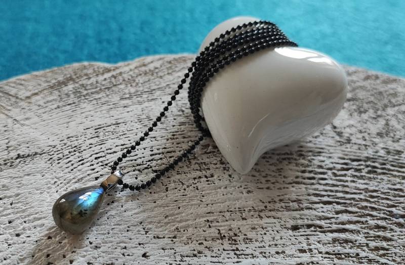 Tropfenförmiger Labradorit An Geschwärzter Silberkugelkette von MEGoldDesign