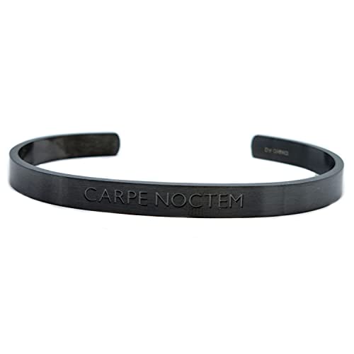 MEIN MANTRA by alexa Armband Armreif Herren anthrazit mit Spruch in Latein Carpe Noctem in Geschenkbox MEIN MANTRA by alexa Armband Armreif Herren anthrazit mit Spruch in Latein Carpe Noctem in Geschenkbox von MEIN MANTRA by alexa