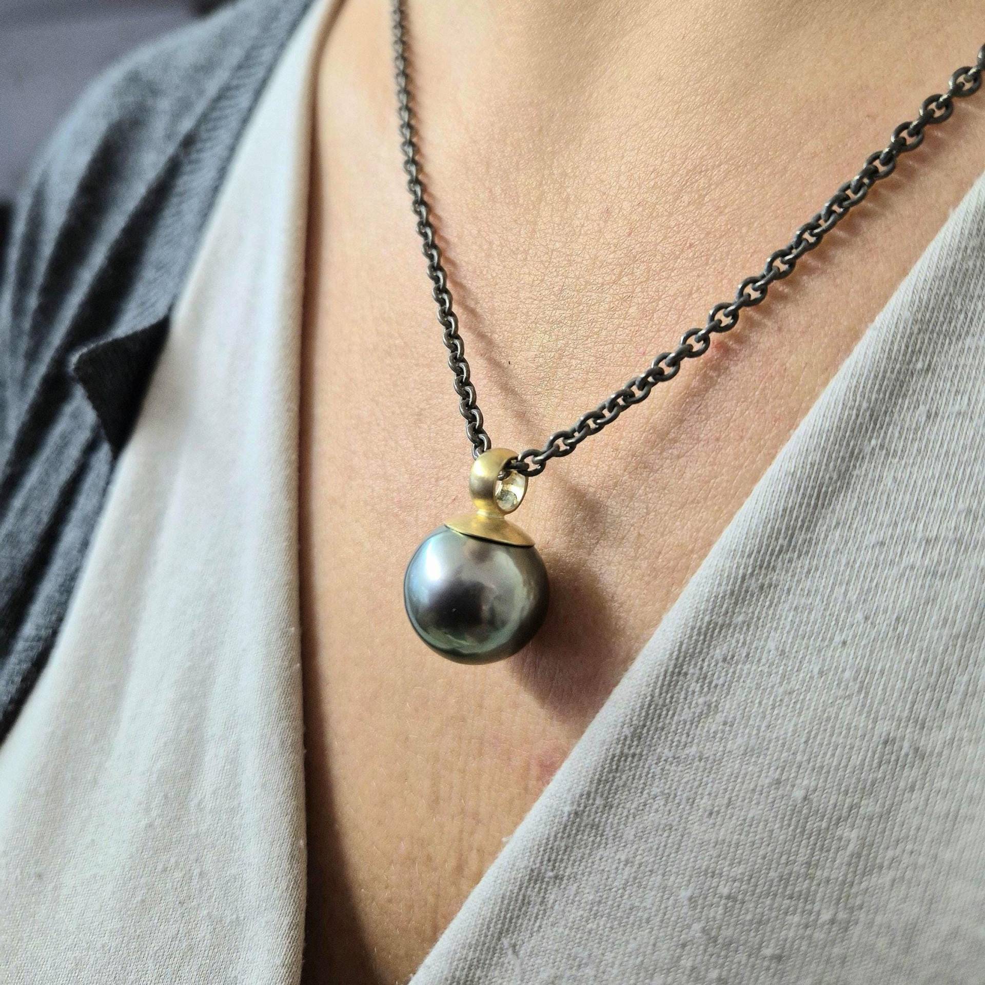 Große Tahitiperle in 750 Gelbgold Anhänger Goldschmiedearbeit von MEISTERGOLDSCHMIEDE