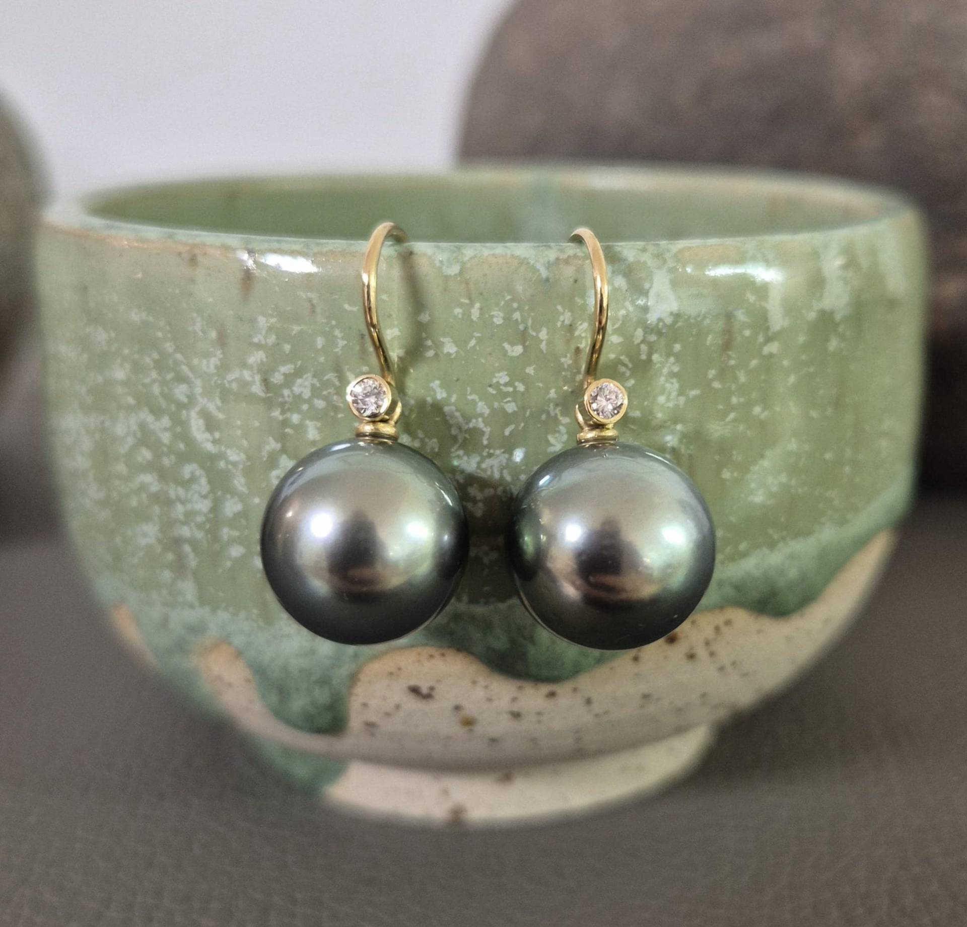 Große Tahitiperlen Ohrhänger in 750 Gelbgold Mit Weißen Brillanten Wechselohrringe Einhänger von MEISTERGOLDSCHMIEDE