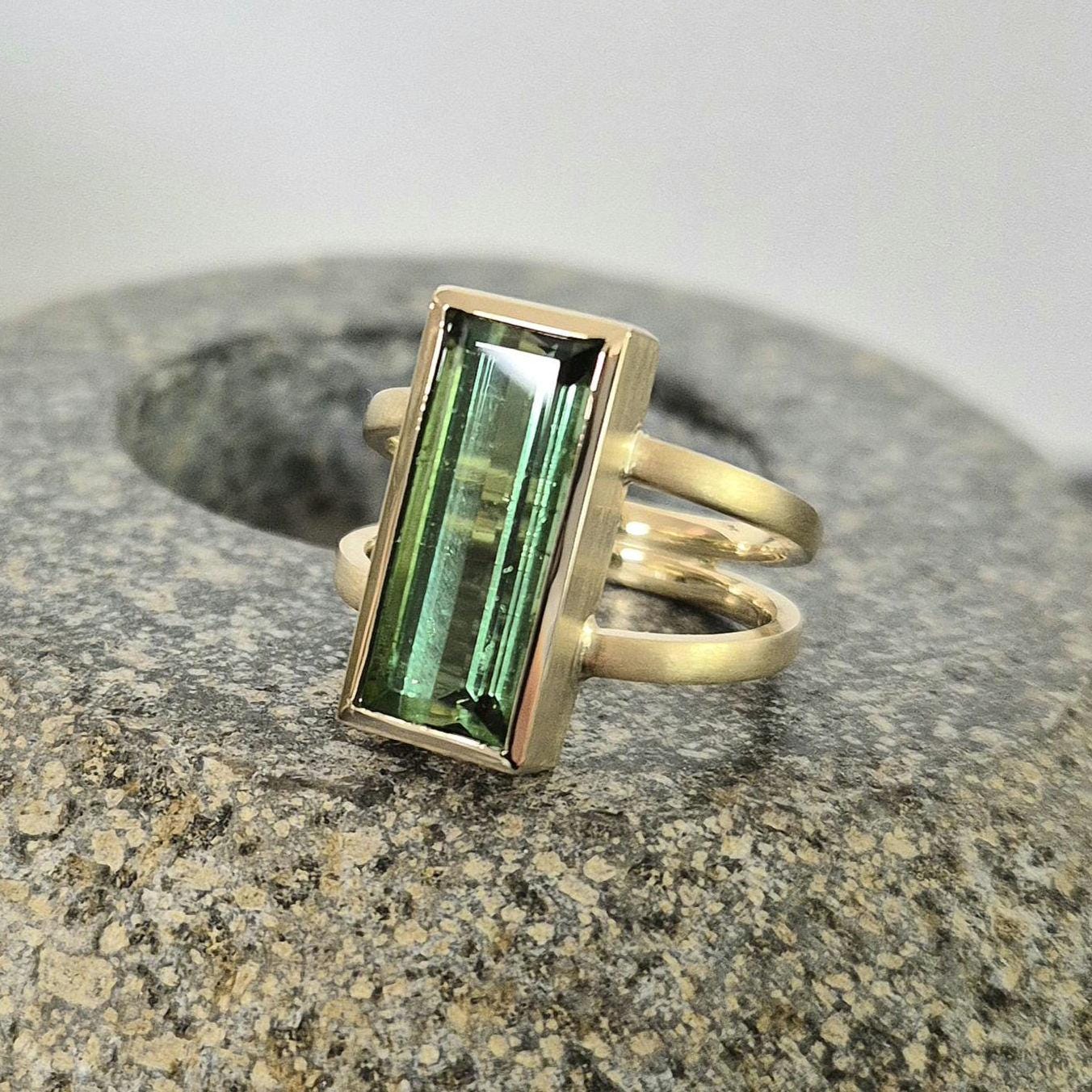 Grüner Turmalin Ring in 750 Gelbgold Baguette Goldschmiedearbeit Verdelith von MEISTERGOLDSCHMIEDE