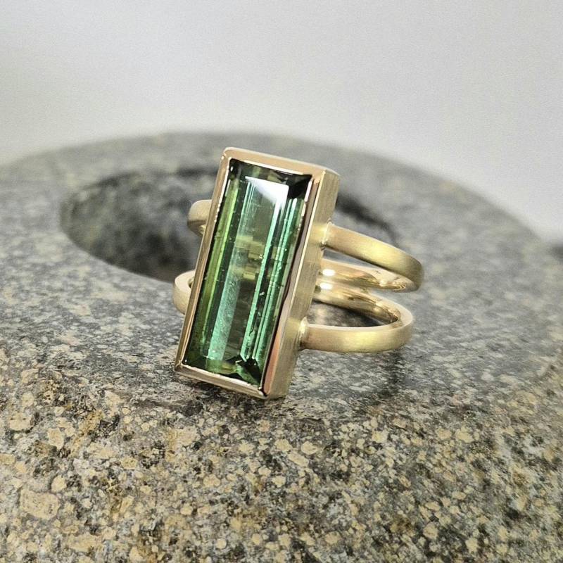 Grüner Turmalin Ring in 750 Gelbgold Baguette Goldschmiedearbeit Verdelith von MEISTERGOLDSCHMIEDE