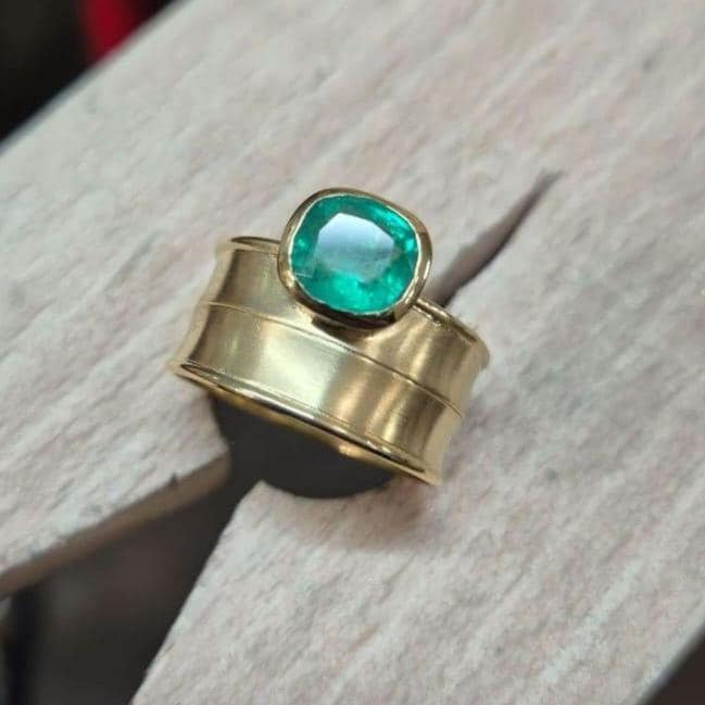 Smaragd Antikschliff in 750 Gelbgold Ring Wellenring Kissen Schliff Goldschmiedearbeit von MEISTERGOLDSCHMIEDE