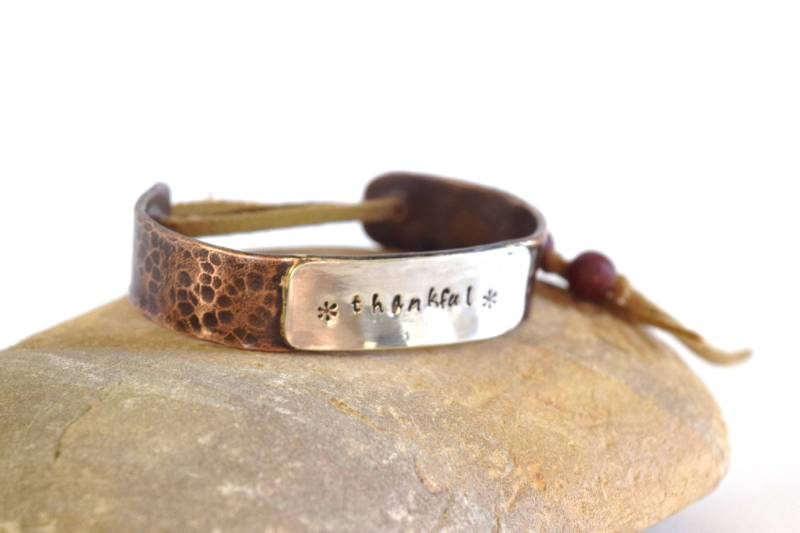 Armspange Aus Kupfer Gestempelt, Dankbar Manschette, Sterling Silber Und Gestempelt Metall, Metall Manschette Mit Wildleder Perlen Gemischt Armspange Aus Kupfer Gestempelt, Dankbar Manschette, Sterling Silber Und Gestempelt Metall, Metall Manschette Mit Wildleder Perlen Gemischt von MEJewelryDesign7