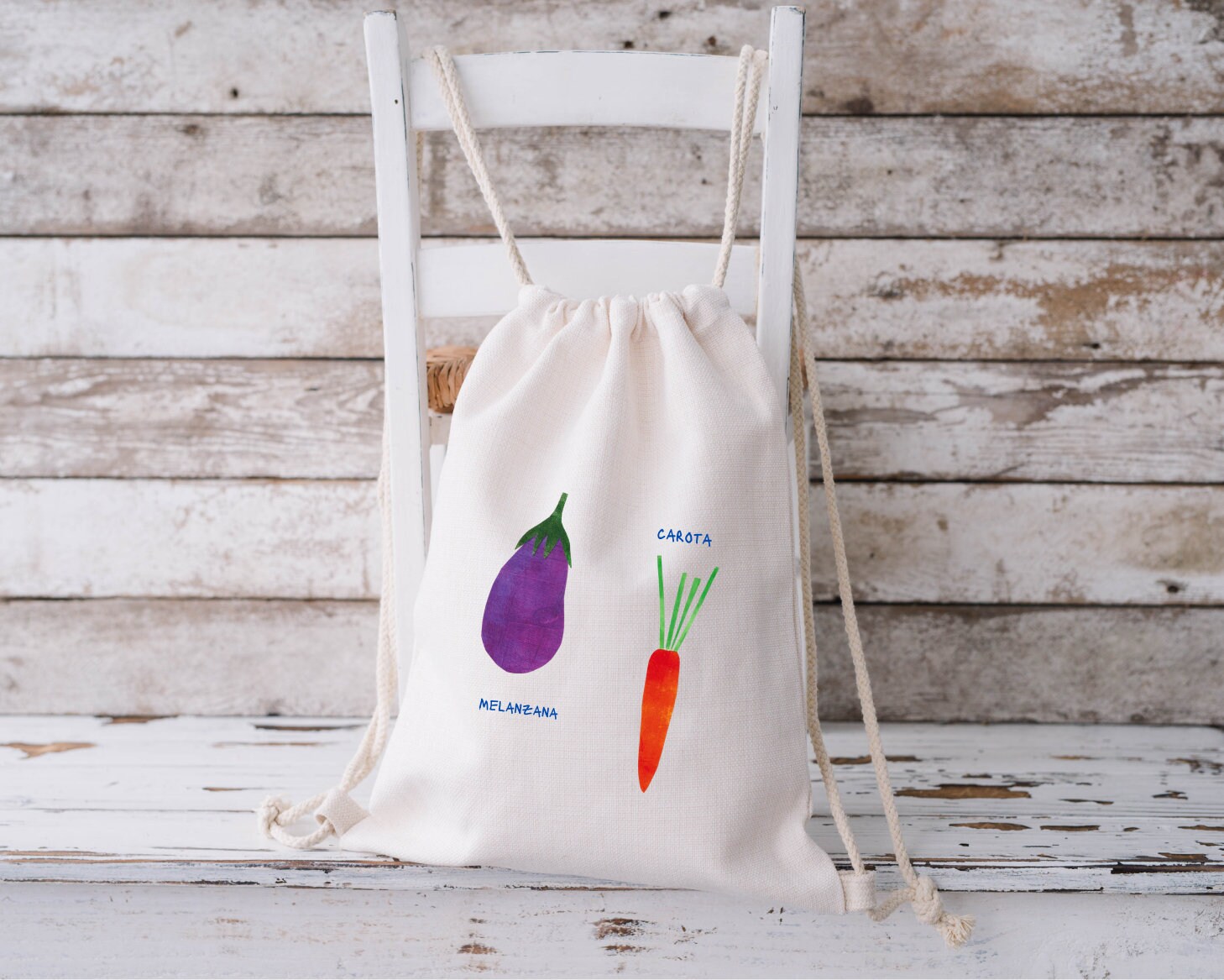 Gymsack Meladi - Melanzana Carote Eggplant & Carrot Biobaumwoll Rucksack Mit Handgemachtem Motiv Für Freizeit, Sport Oder Als Geschenk Gymsack Meladi - Melanzana Carote Eggplant & Carrot Biobaumwoll Rucksack Mit Handgemachtem Motiv Für Freizeit, Sport Oder Als Geschenk von MELAdiDE