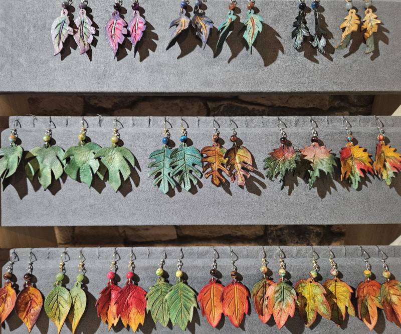 Leaf/Feather Ohrringe Aus Leder Und Naturperle Leaf/Feather Ohrringe Aus Leder Und Naturperle von MELCUIR