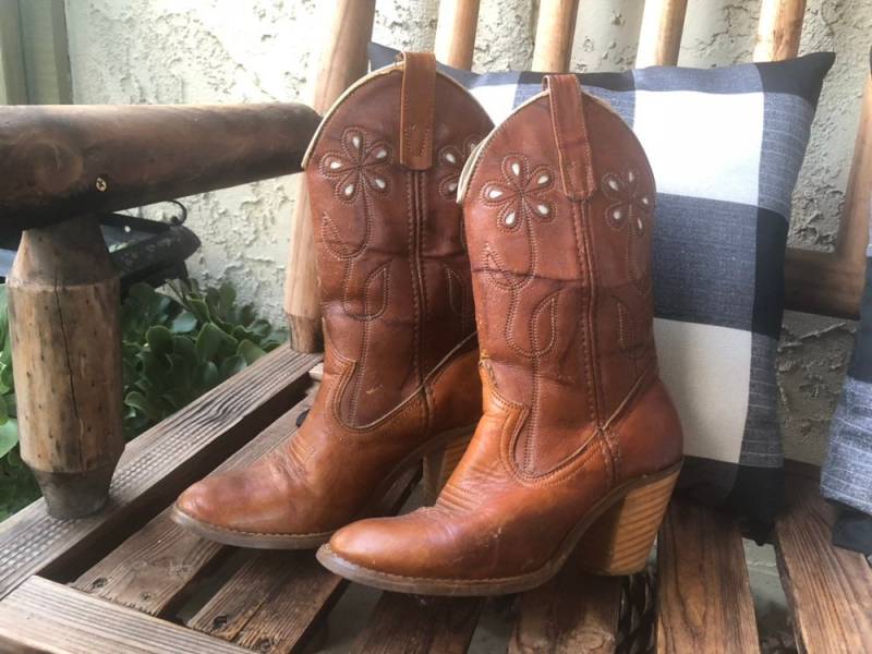 1950S-1960S Leder Stiefel Cowgirl Ankle Riding Heels Floral Von Acme 1950S-1960S Leder Stiefel Cowgirl Ankle Riding Heels Floral Von Acme von MEMORAREvintage