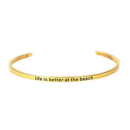 MENDOZZA Armreif Damen Edelstahl Sprucharmreif mit Gravur life is better at the beach Größenverstellbar Silber Gold Rosegold (Gold, 16) von MENDOZZA