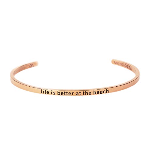 MENDOZZA Armreif Damen Edelstahl Sprucharmreif mit Gravur life is better at the beach Größenverstellbar Silber Gold Rosegold (Rosegold, 16) von MENDOZZA