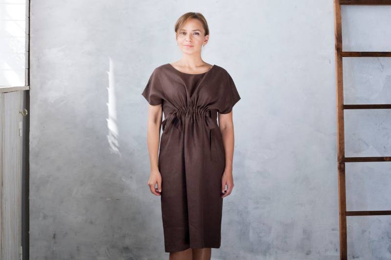 Braunes Leinenkleid Midi, Avantgarde Kleid, Kordelzug Taille Leinenkleid, Damenbekleidung Reine Leinenkleider Sommerkleid Zeitgenössisch Merces von MERCESStore