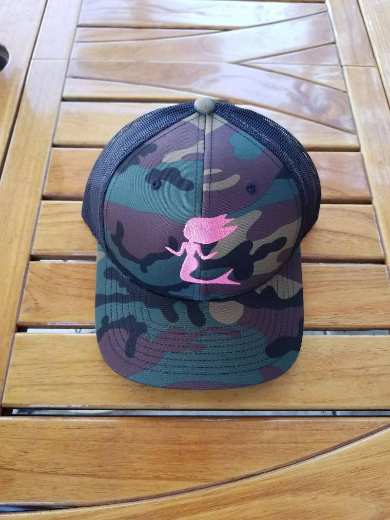 Camo Und Pink Meerjungfrau Trucker Hat von MERMAIDNTN