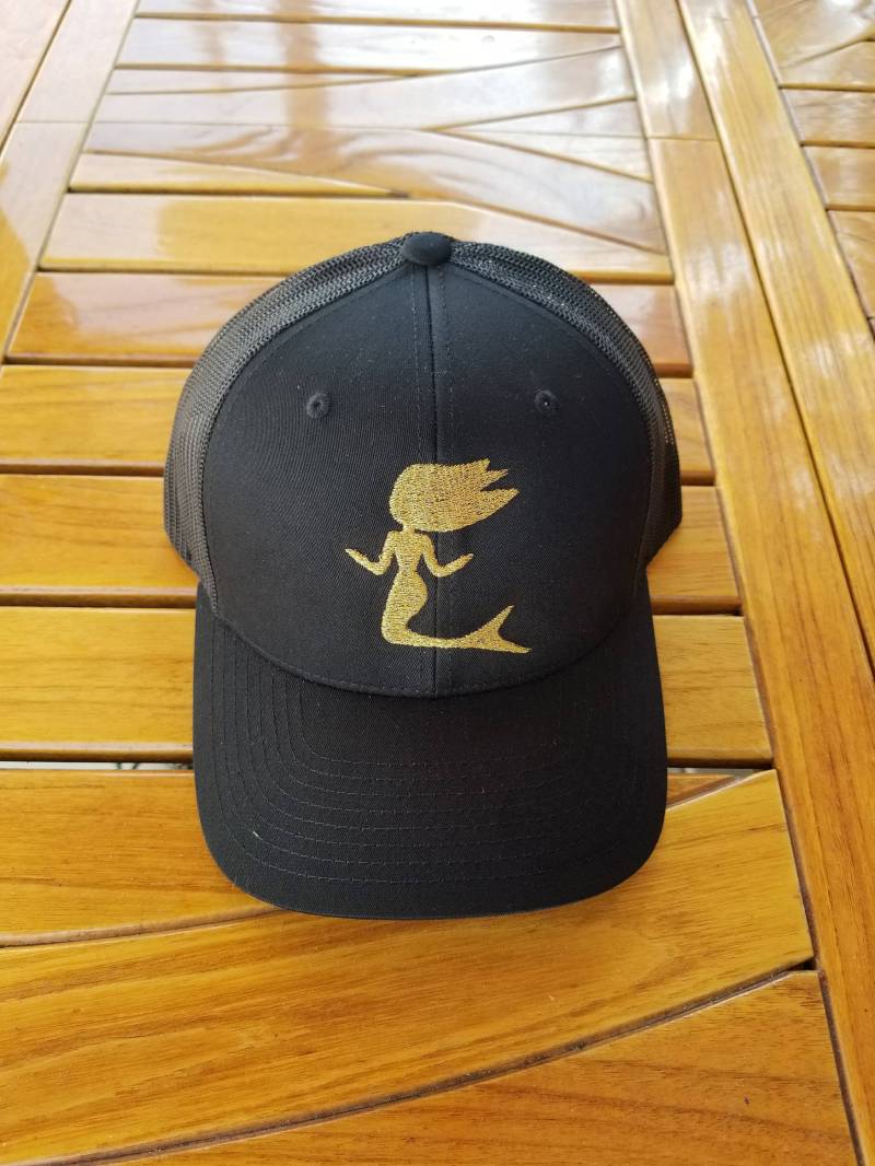 Schwarz Und Gold Metallic Meerjungfrau Trucker Hat Schwarz Und Gold Metallic Meerjungfrau Trucker Hat von MERMAIDNTN