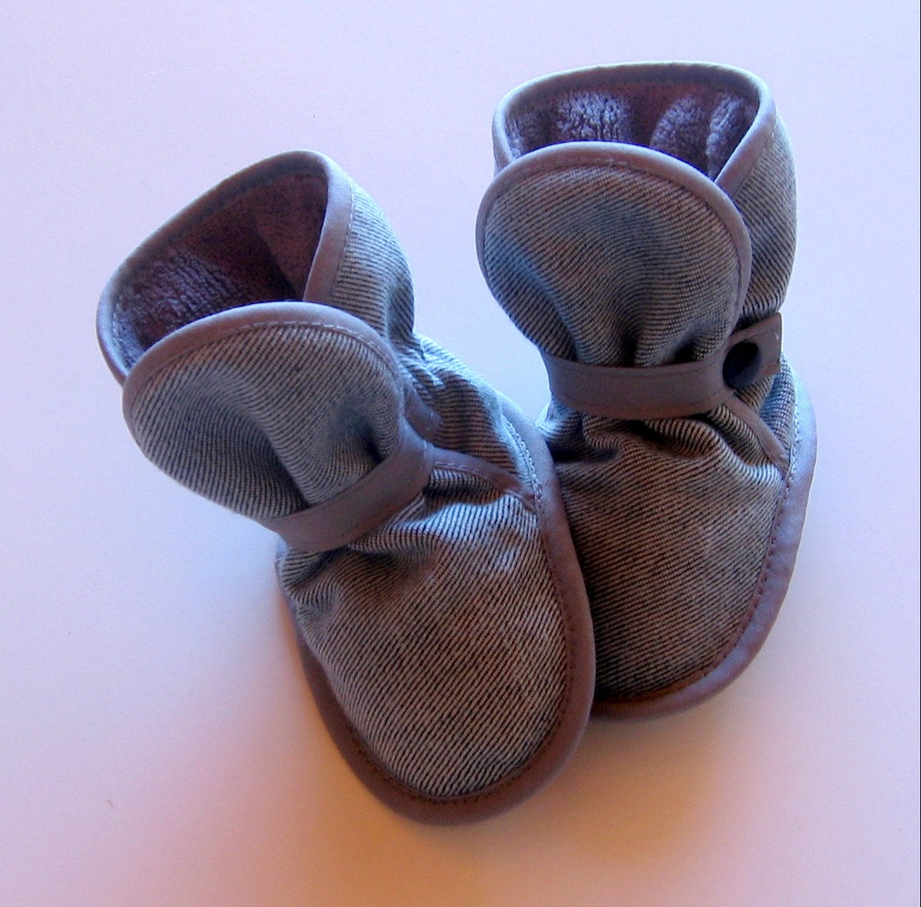 Super Booties - Sie Sind Wieder Da All Grey Stiefelchen Aus Denim, Fleece & Ultrasuede Stiefelchen, Weich, Best Booties von MEandREEKIE
