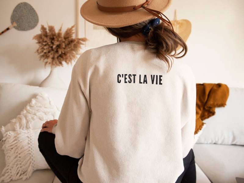 C'est La Vie Sweatshirt Handgestempeltes Bambusfleece Mit Rundhalsausschnitt von MEimage