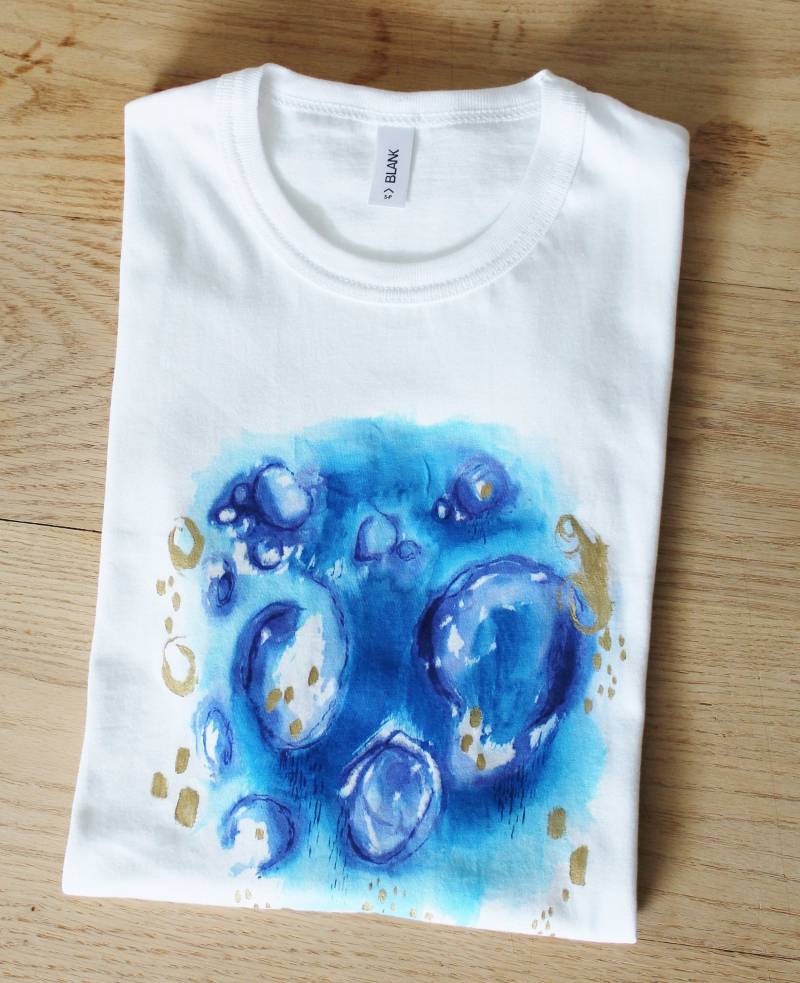 Handbemaltes Abstraktes T-Shirt Blau & Gold Tragbare Kunst | Größe S von MEimage