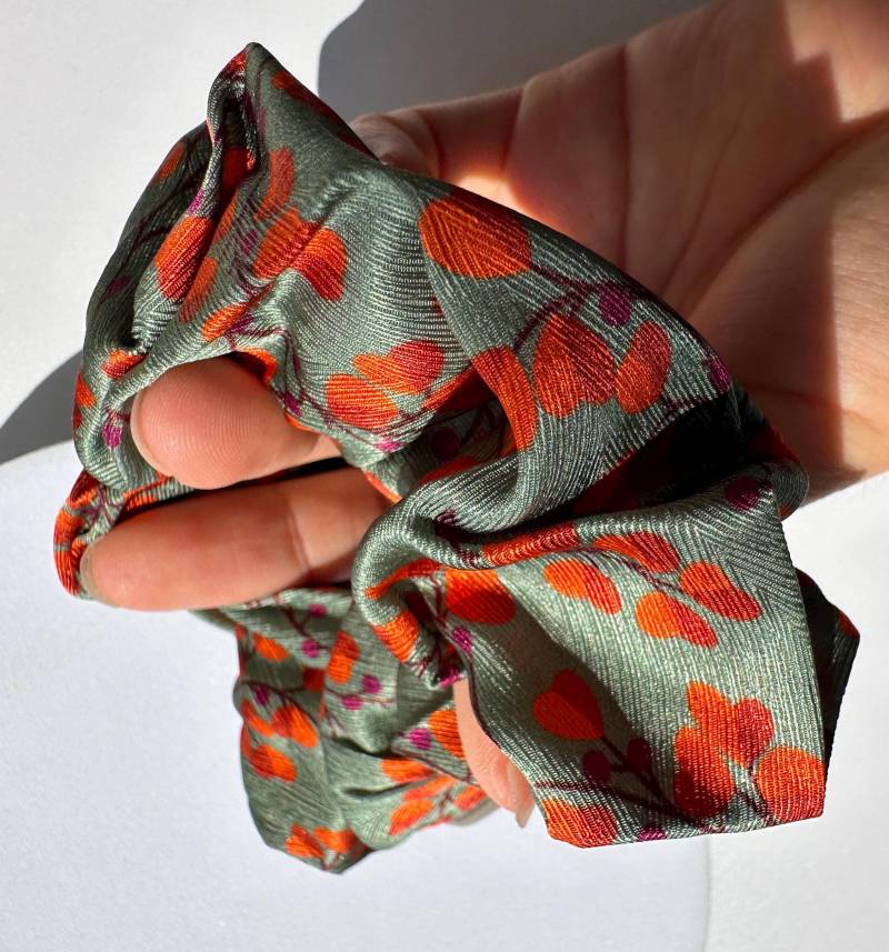 Aus Seiden Scrunchie Für Die Haare | 100% Seidensatin Eleganter Haargummi Luxuriöser Seidenhaargummi Rote Blume Braun Handgemacht von MFstudioDE