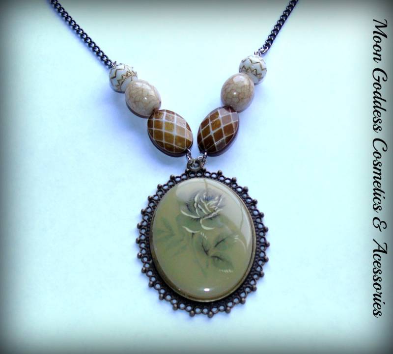 Blühende Rosen Kamee Halskette Blühende Rosen Kamee Halskette von MGCosmetics