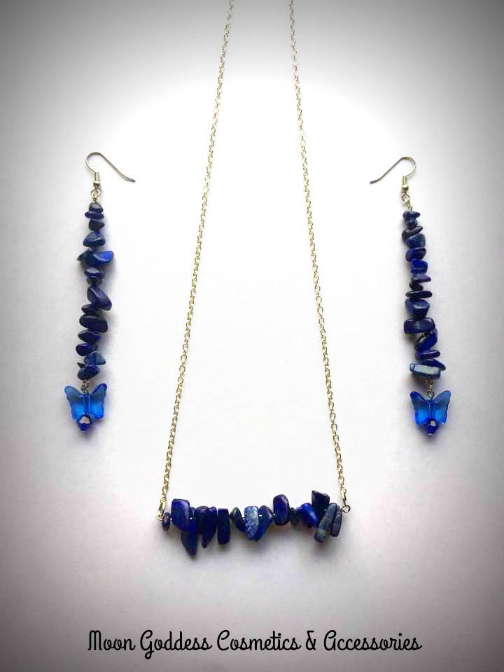 Lapis Lazuli Chipped Stein Ohrringe & Halskette Set Lapis Lazuli Chipped Stein Ohrringe & Halskette Set von MGCosmetics
