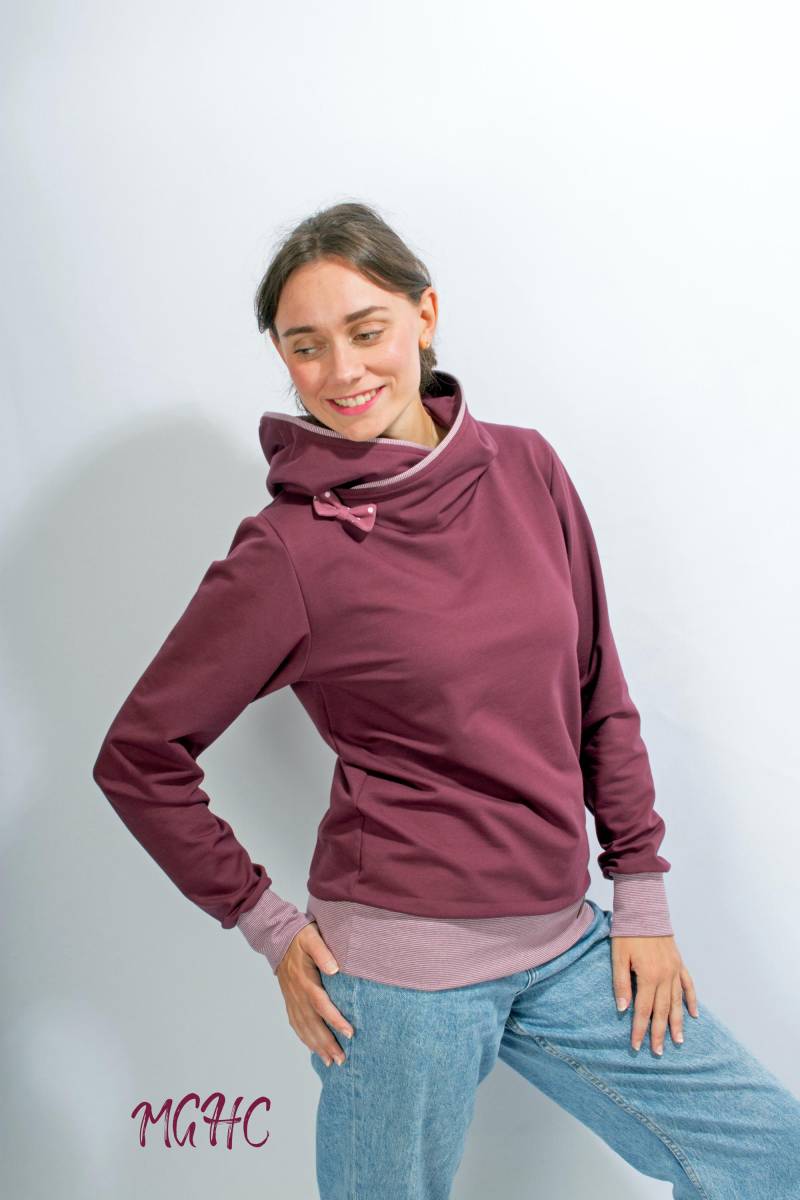 Hoodie Ena Burgundy Hoody Damen Sweater Dunkelrot Bordeaux Gerade Form Schleife An Der Kapuze Streifenbündchen Leichter Frenchterry von MGHomeCouture