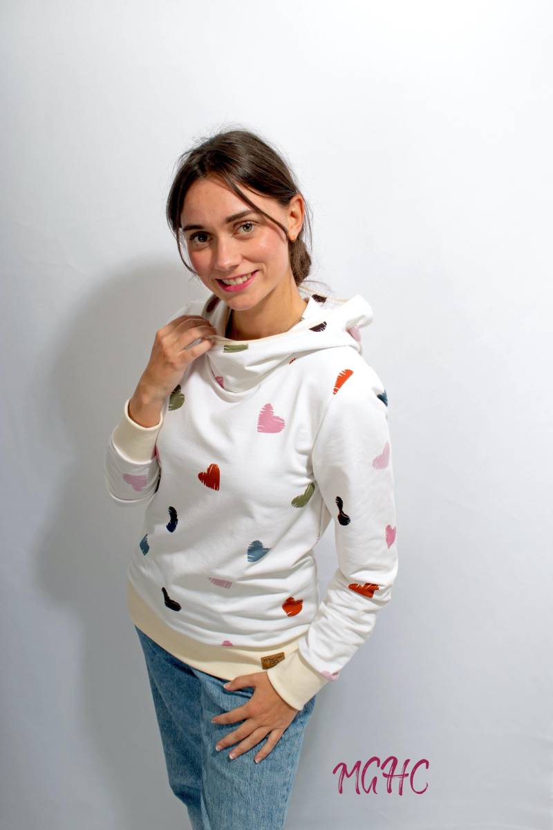 Hoodie "Ena Creme Herzchen" Hoody Damen Sweater Leicht Taillierte Form Innen Angeraut Bunte Herzen Kapuze Gefüttert Heller Pulli von MGHomeCouture
