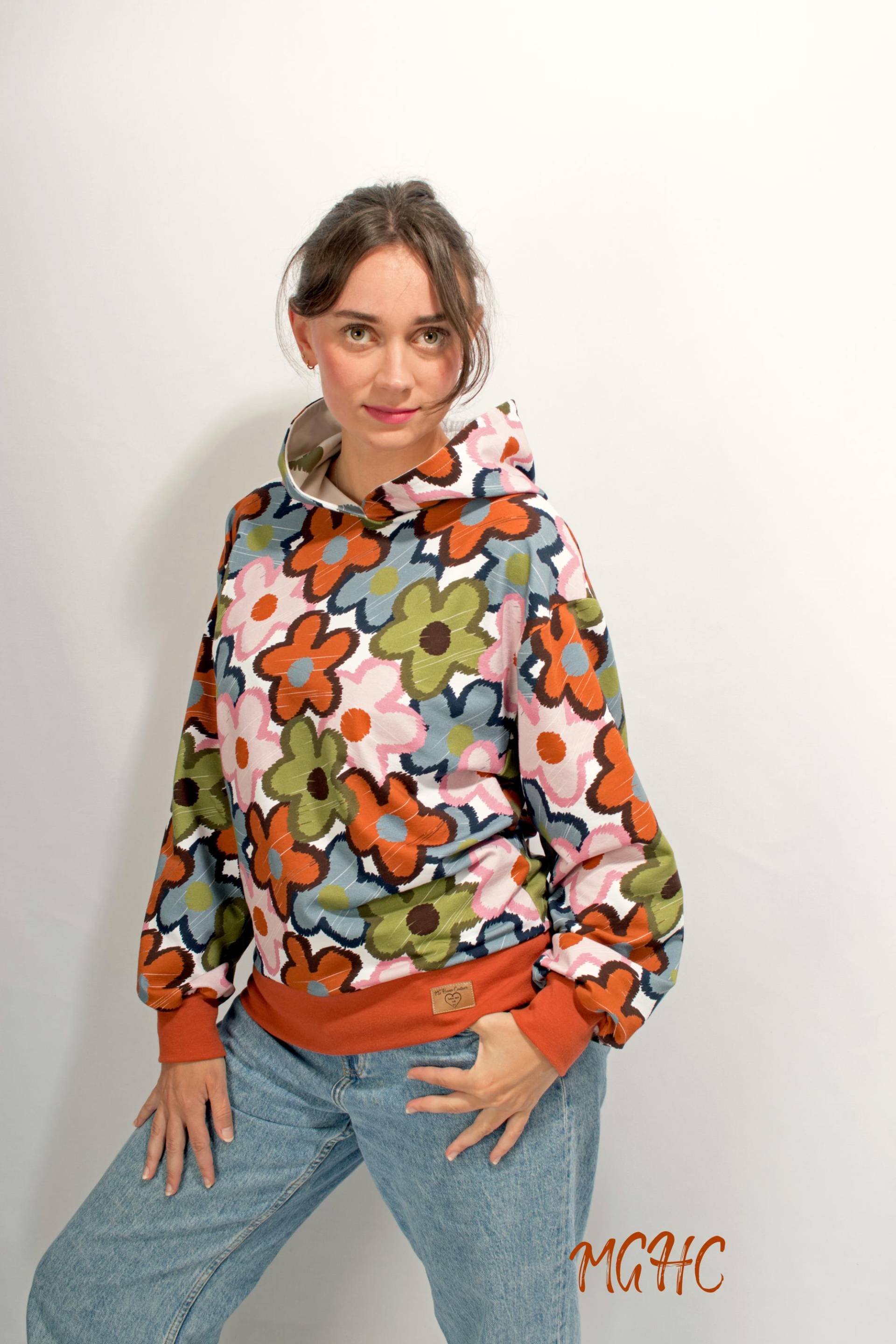 Hoodie Wing Oversized Bunte Herbstblumen Damen Weiter Pulli Handgefertigt, Mit Motiv Überschnittene Weite Ärmel Braun Grün Rosa Blau Blumen von MGHomeCouture