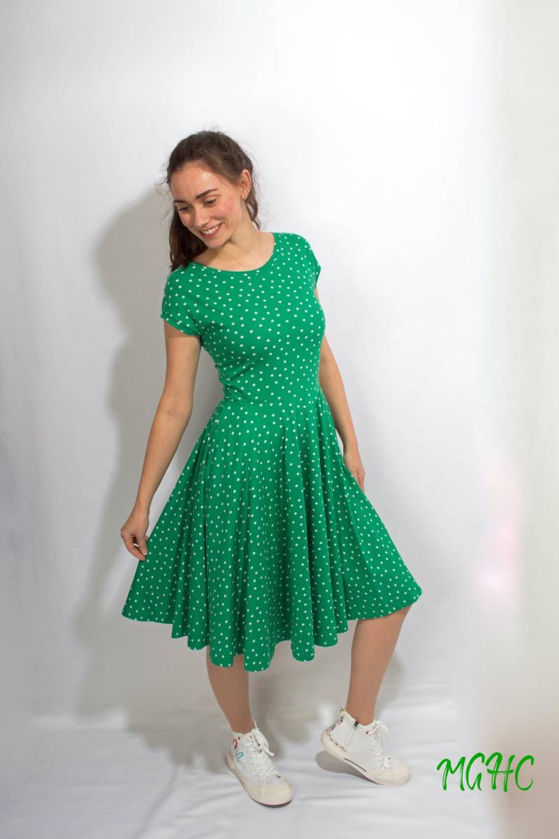 Kleid "Lory Blüten Grün" Sommerkleid Rockabilly Knielanges Damen Swing Tanzkleid Tellerrock Bedruckt Jerseykleid Pink Geblümt von MGHomeCouture