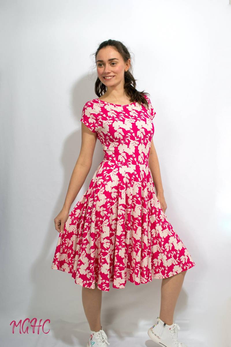Kleid "Lory Blüten Krepp" Sommerkleid Rockabilly Knielanges Damen Swing Tanzkleid Tellerrock Bedruckt Jerseykleid Pink Geblümt von MGHomeCouture