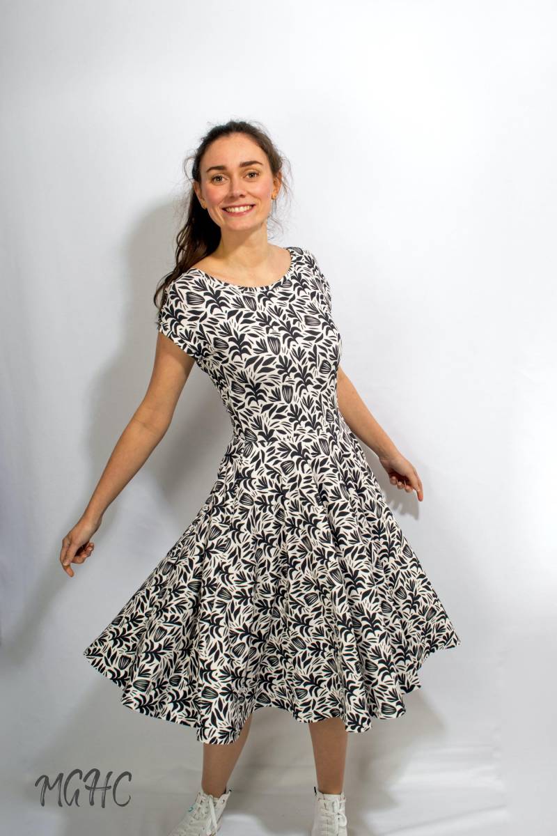 Kleid "Lory Blüten Krepp" Sommerkleid Rockabilly Knielanges Damen Swing Tanzkleid Tellerrock Bedruckt Jerseykleid Schwarz Geblümt von MGHomeCouture