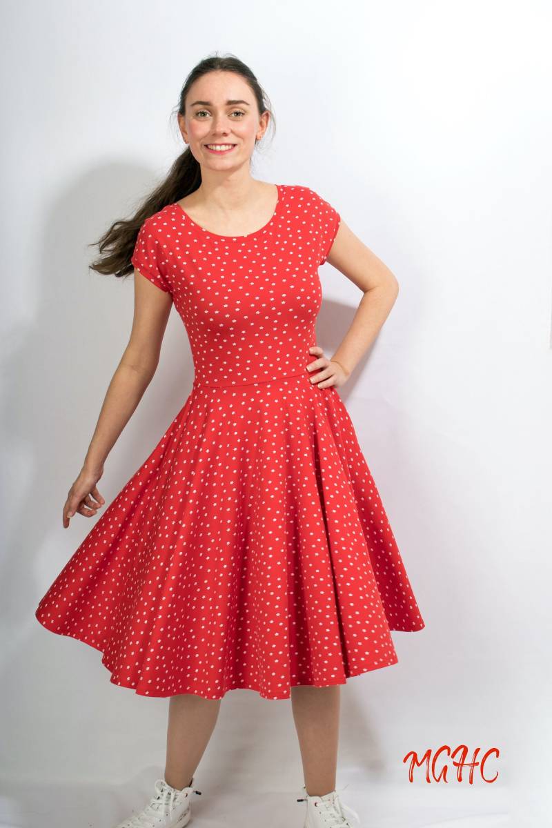 Kleid "Lory Blüten Rot" Sommerkleid Rockabilly Knielanges Damen Swing Tanzkleid Tellerrock Bedruckt Jerseykleid Geblümt Blumenkleid von MGHomeCouture
