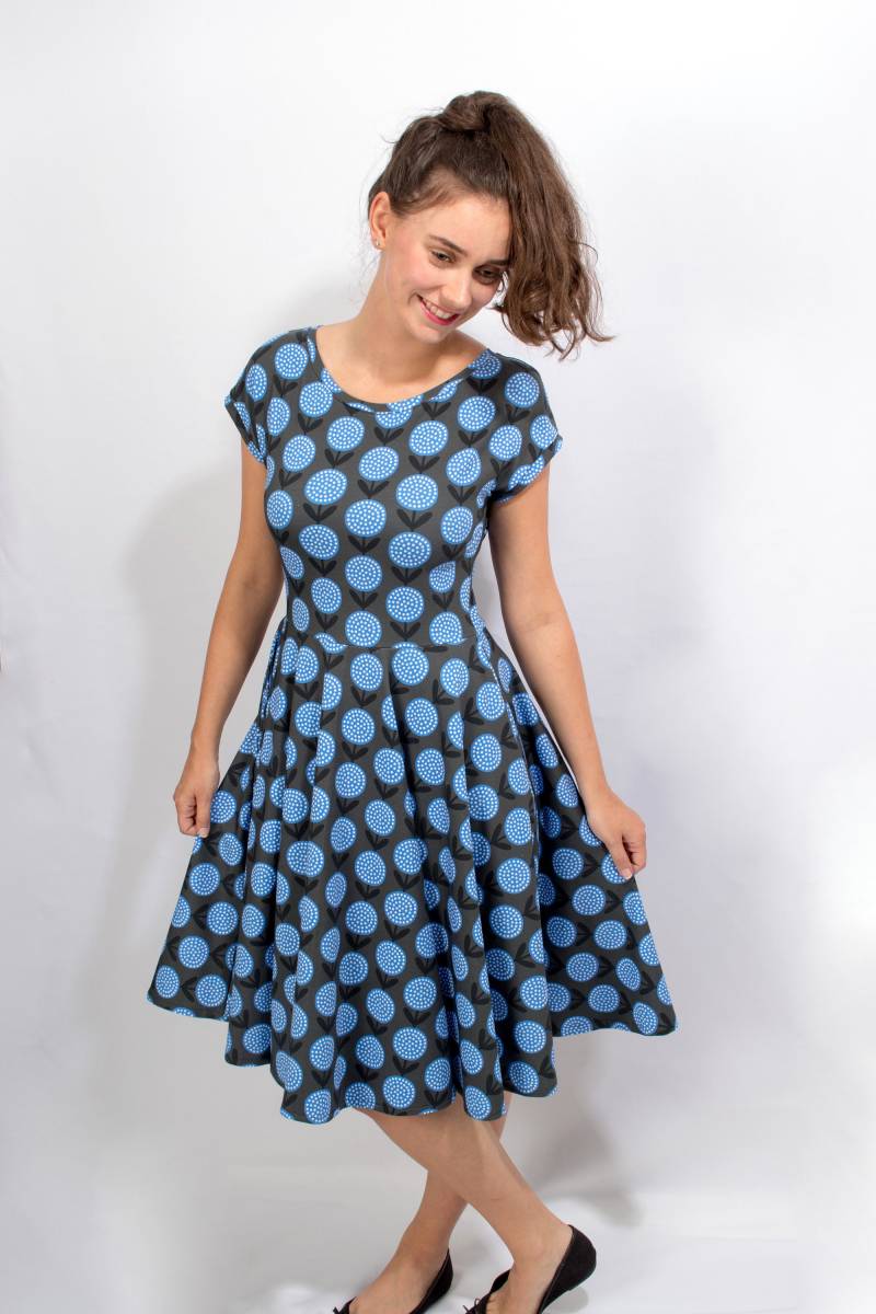 Kleid "Lory Bluetree" Sommerkleid Rockabilly Knielang Damen Swing Tanzkleid Tellerrock Blau Bäumedruck von MGHomeCouture