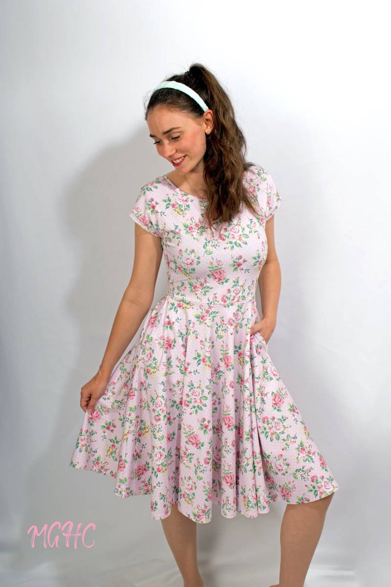 Kleid "Lory Rosen Rosa" Sommerkleid Rockabilly Knielanges Damen Swing Tanzkleid Tellerrock Polkadot Rosenmuster von MGHomeCouture