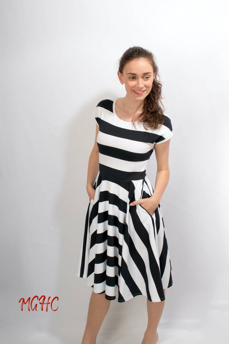 Kleid "Lory Streifen Schwarz/Weiss" Sommerkleid Rockabilly Knielanges Damen Swing Tanzkleid Tellerrock Gestreift Weiss Schwarz von MGHomeCouture