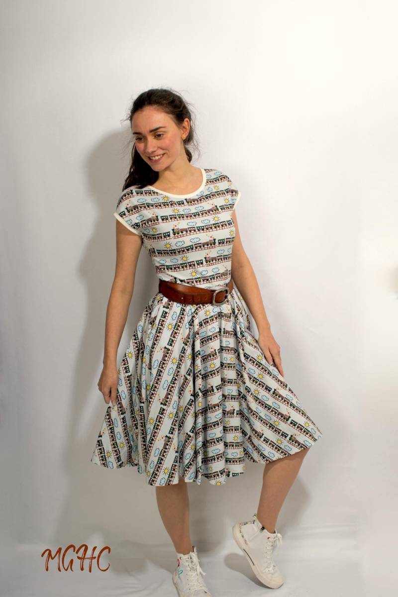 Kleid "Lory Töff " Sommerkleid Rockabilly Knielanges Damen Swing Tanzkleid Tellerrock Bedruckt Jerseykleid Lichtgrau Braun von MGHomeCouture