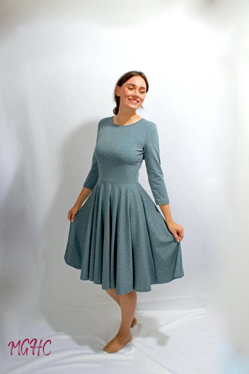 Kleid "Lucy" Taubenblau Tupfen in Pastell Tellerrock Knielang Mit Taschen Dreiviertel Ärmel Rockabilly Damen Punkte Jerseykleid Tanzkleid von MGHomeCouture