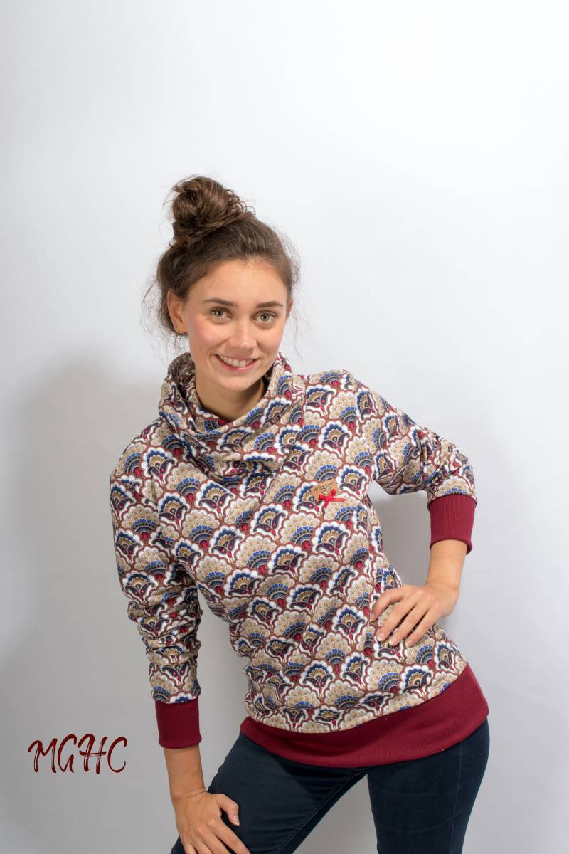 Pulli "Lina" Paisley Beige Dunkelrot Hoher Kragen Winterpulli Damen Weiter Bunt Hoodie Rollkragen Sweatpulli Gemustert von MGHomeCouture