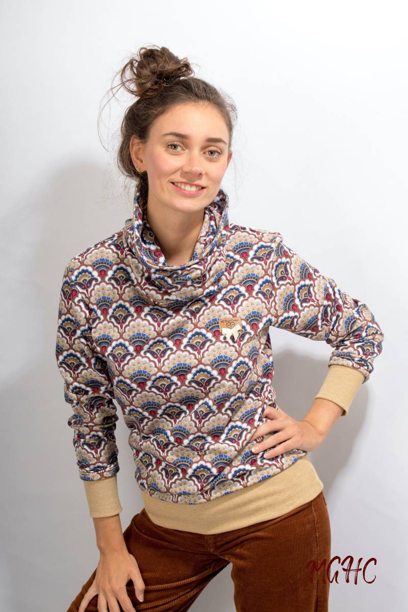 Pulli "Lina" Paisley Beige Hoher Kragen Winterpulli Damen Weiter Bunt Hoodie Rollkragen Sweatpulli Gemustert von MGHomeCouture