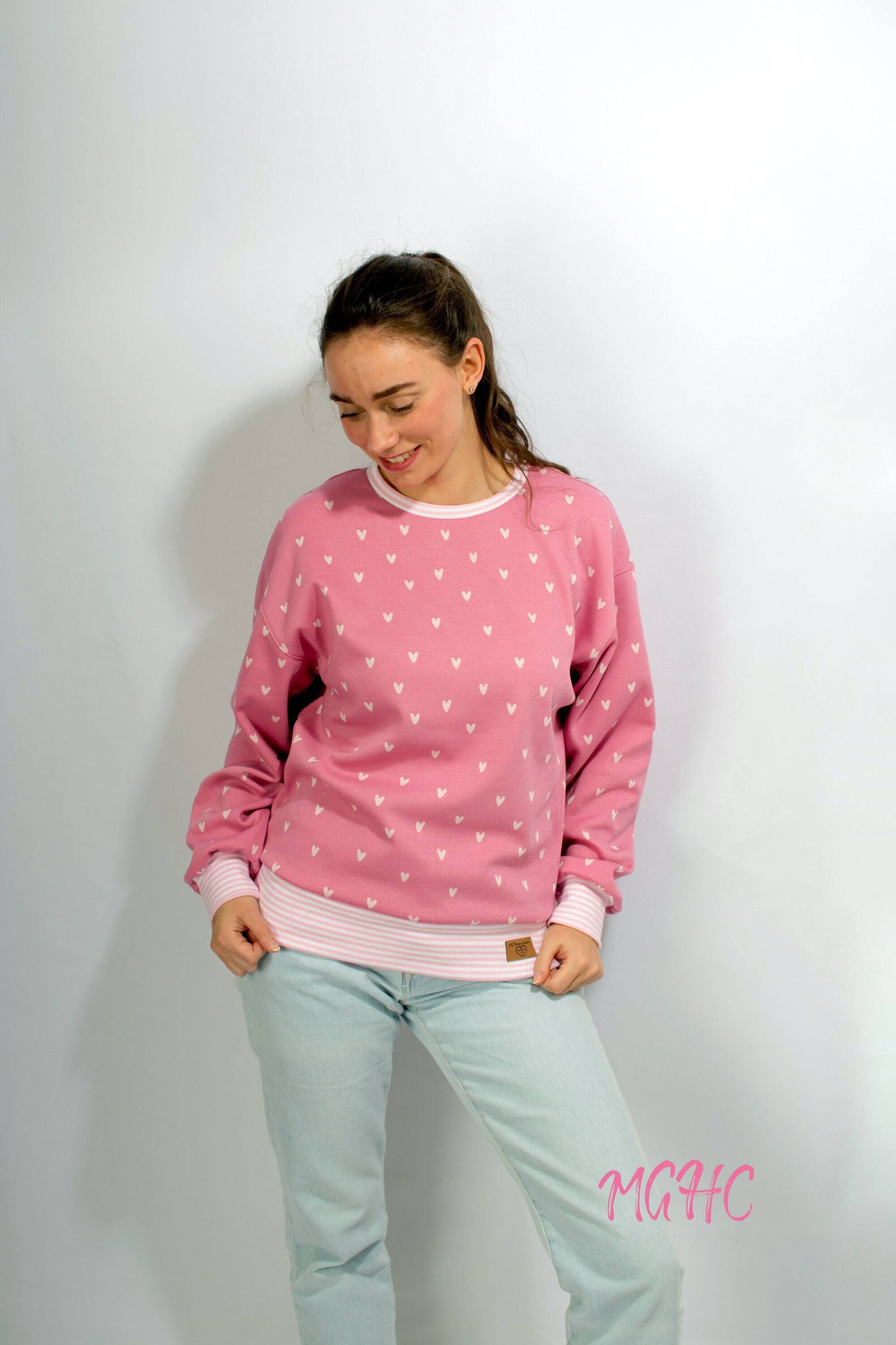 Pulli Wing Herzchen Rosa Alpenfleece Oversized Damen Weiter Sweater Mit Bedruckt Überschnittene Ärmel Kuschelpulli Pulli Wing Herzchen Rosa Alpenfleece Oversized Damen Weiter Sweater Mit Bedruckt Überschnittene Ärmel Kuschelpulli von MGHomeCouture