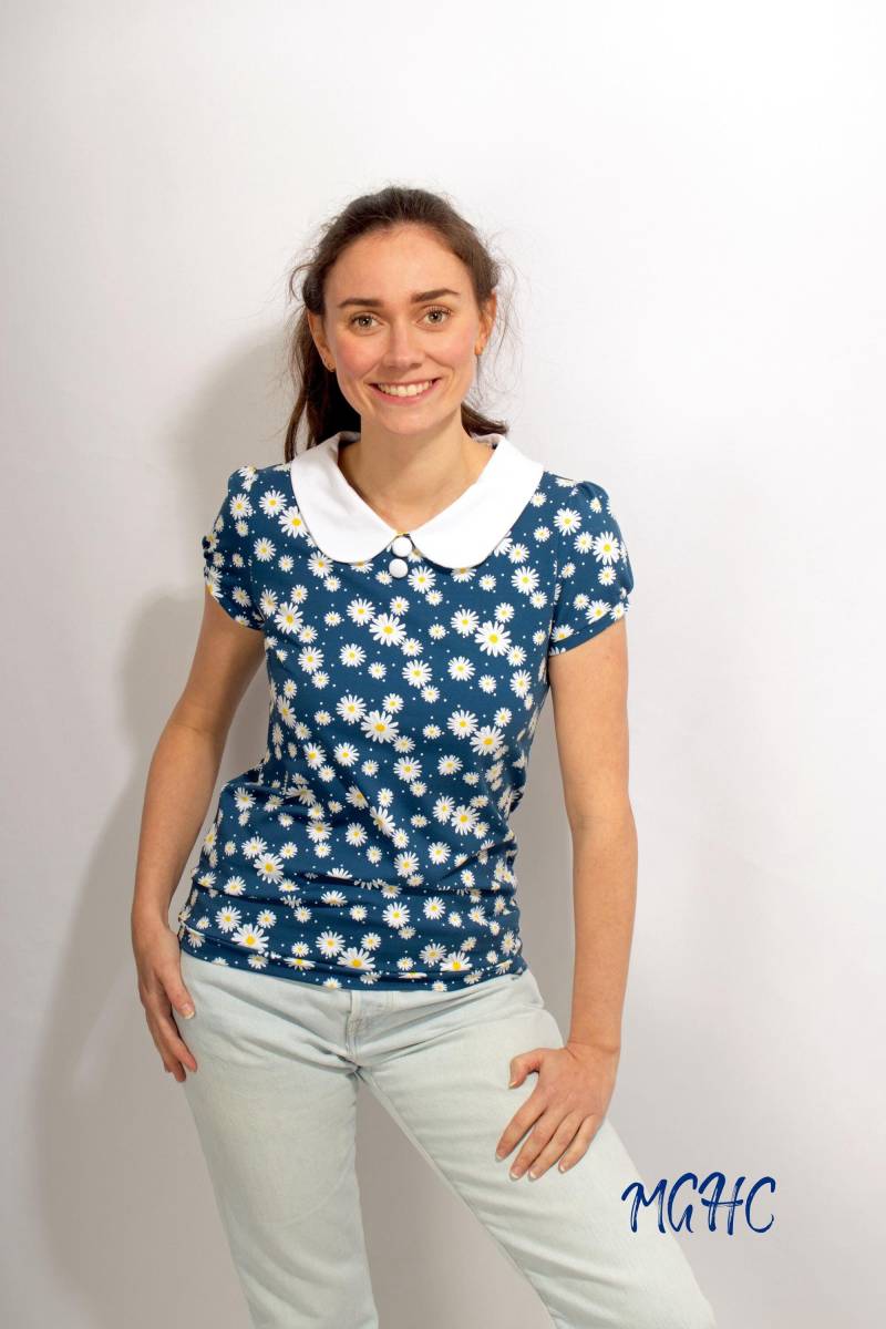 Shirt Honey "Daisy" Poloshirt Bubikragen Damen Weiss Blau Bezogenen Knöpfe Damenbluse Jerseybluse Gänseblümchen Kragen Kurze Puffärmel von MGHomeCouture