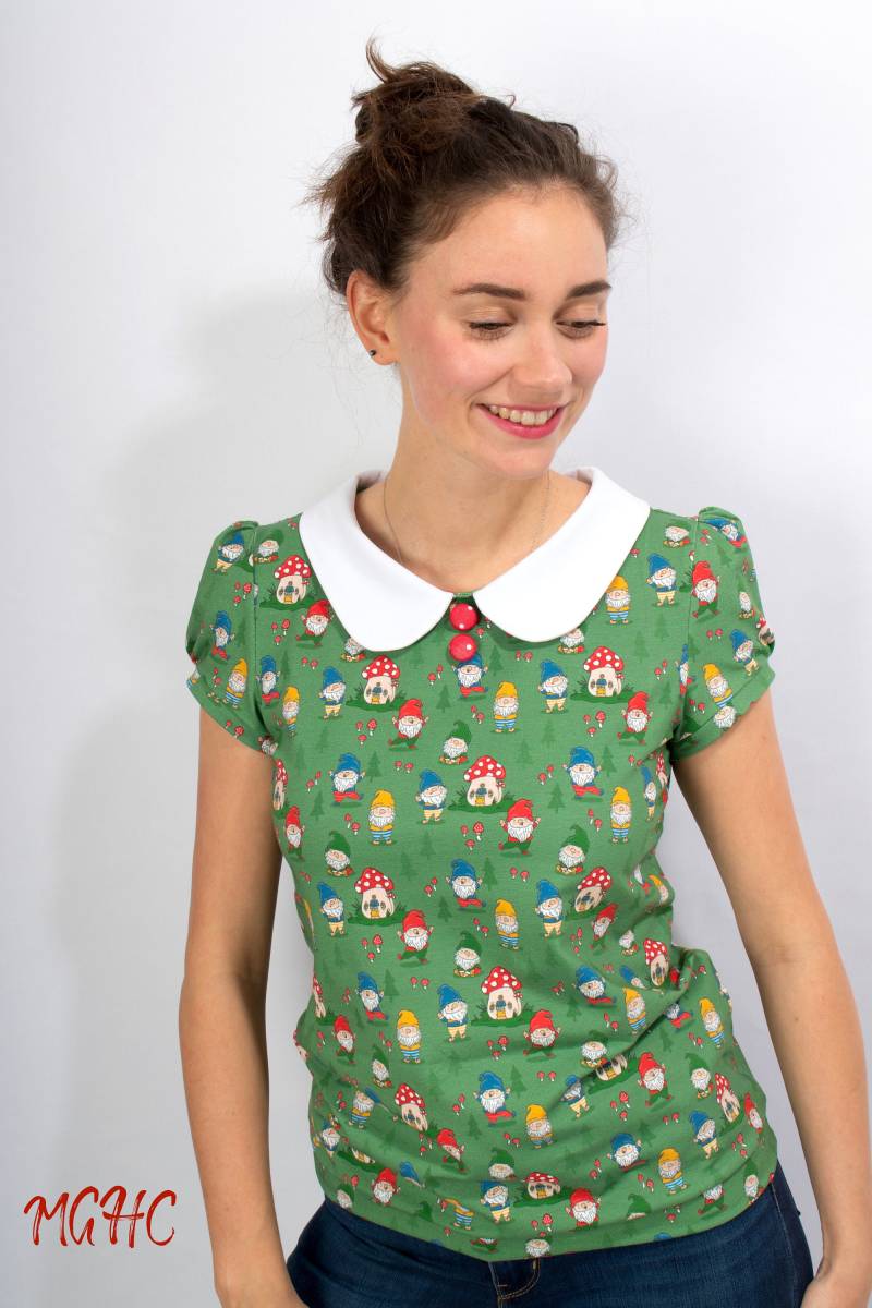 Shirt Honey "Zwergerl" Poloshirt Bubikragen Damen Grün Waldmuster Pilze Puffärmel Kurzarm Weisser Kragen von MGHomeCouture