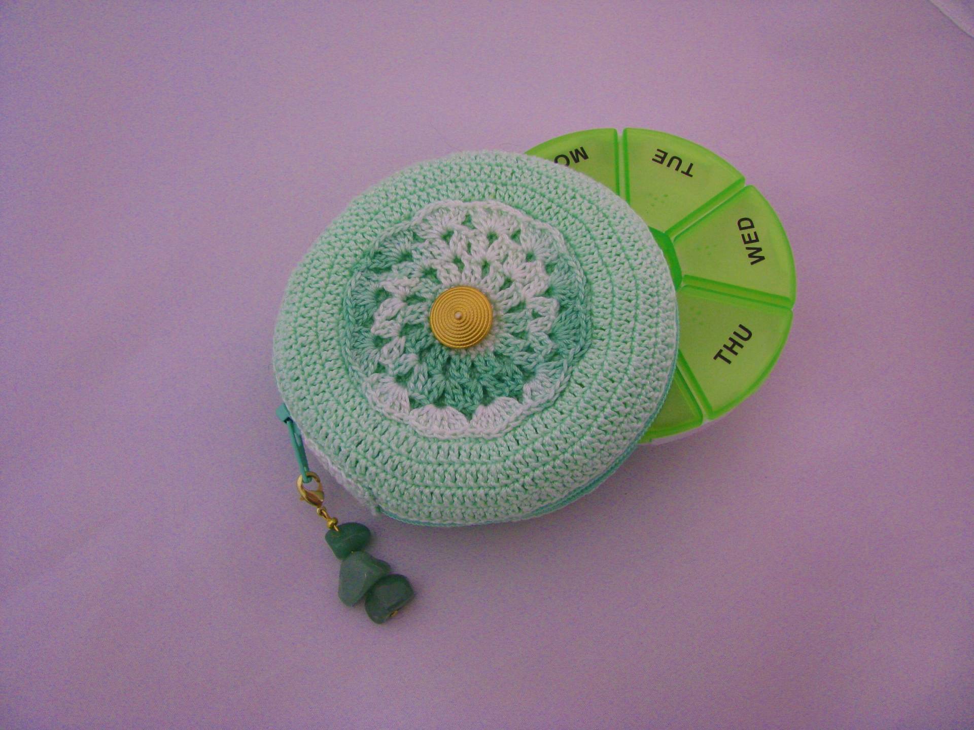 Süßes Mittel Gehäkelte Pillentasche Hülle Ii in Mintgrün Und Variegiert Von Grün/Pillen Organizer/ Häkelapotheke/Versandfertig von MGLDesigns