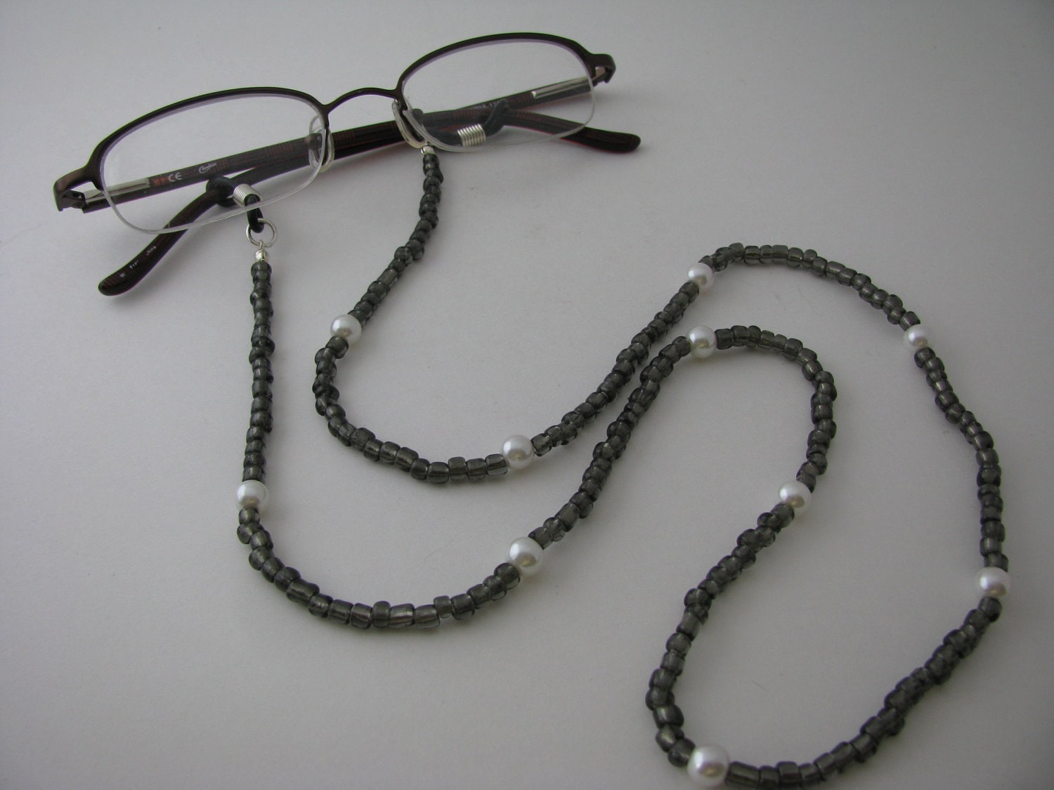 stuck-To-You Brillenstecker/Dunkelgrau Mit Weißen Glasperlen Brillenhalter Lanyard stuck-To-You Brillenstecker/Dunkelgrau Mit Weißen Glasperlen Brillenhalter Lanyard von MGLDesigns