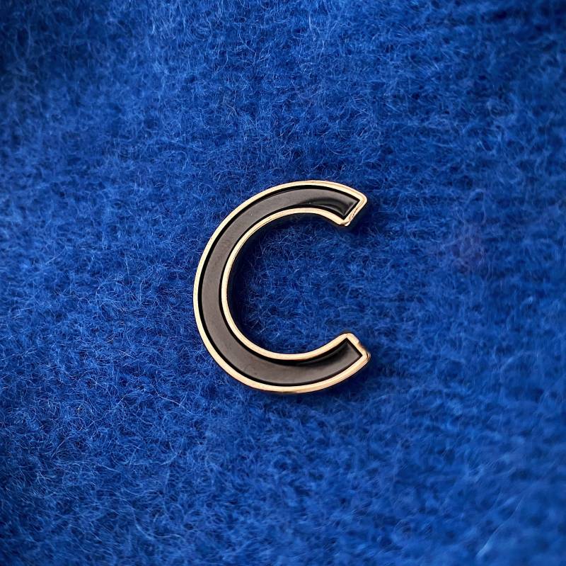 Buchstabe C Emaille Pin - Anstecknadel Alphabet Abzeichen A-Z Pins Schrift von MHTpins