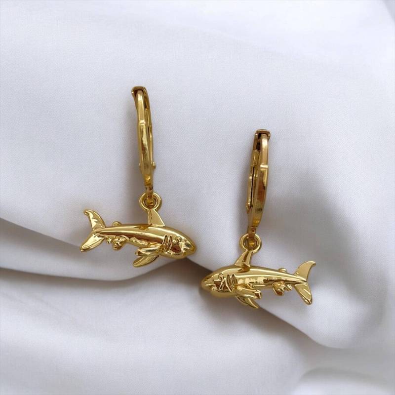 Creolen Mit Hai Fisch Anhänger - Shark Charm Ohrringe in Gold Geschenk Für Sie Ihn Boho von MIAxMINA