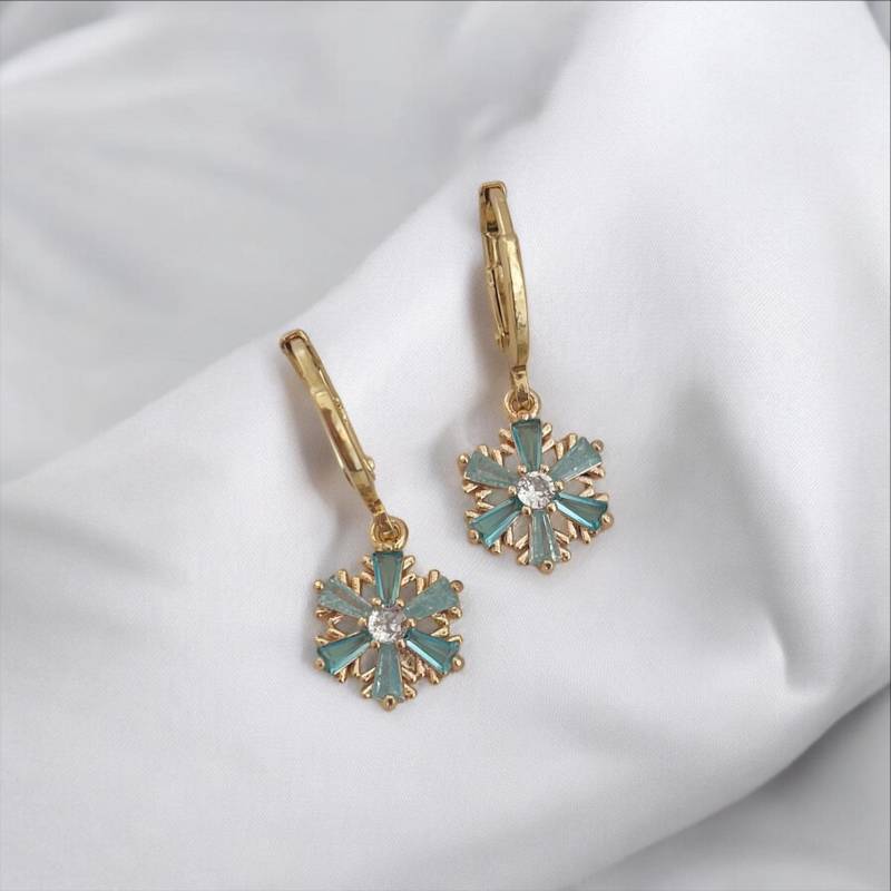 Creolen Mit Schneeflocken Anhänger - Eiskristall Charm Zirkonia Steinchen Ohrringe Geschenk Für Sie Boho von MIAxMINA