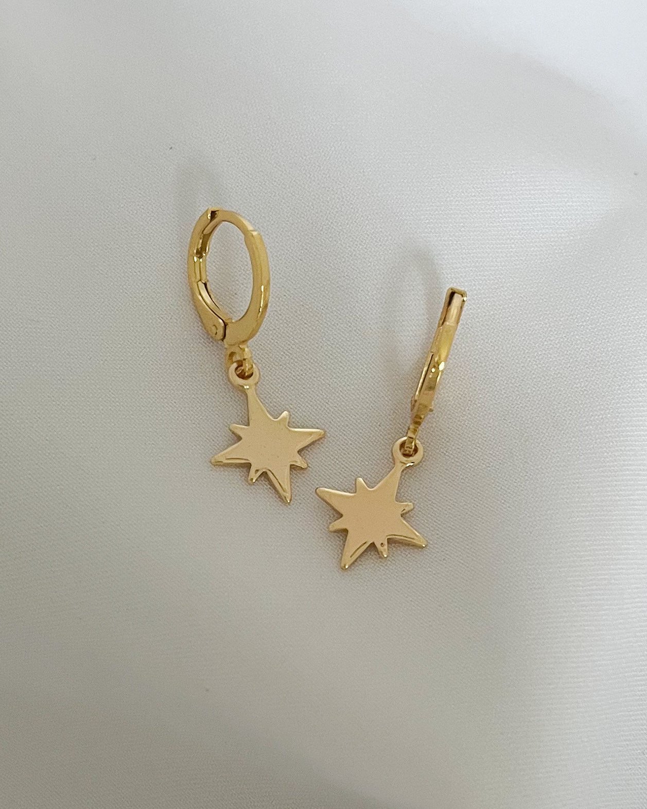 Creolen Mit Sternen Klein - Stern Huggie Ohrringe in Gold Charm Anhänger Astrologie Ohrschmuck Geschenk Für Sie Minimalistisch von MIAxMINA