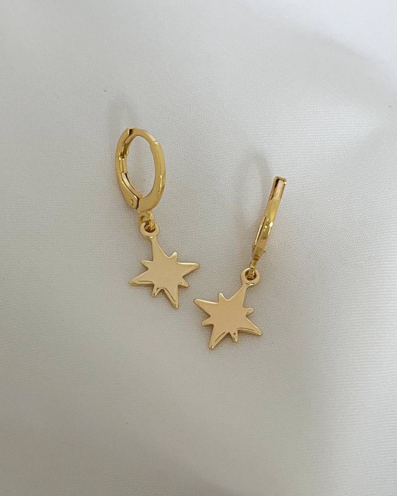 Creolen Mit Sternen Klein - Stern Huggie Ohrringe in Gold Charm Anhänger Astrologie Ohrschmuck Geschenk Für Sie Minimalistisch von MIAxMINA