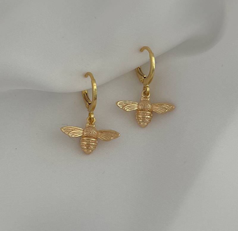 Goldene Creolen Mit Bienen Anhänger - Kleine Ohrringe Insekten Charm Huggie Ohrschmuck Hängend Filigran Geschenk Für Sie Boho von MIAxMINA