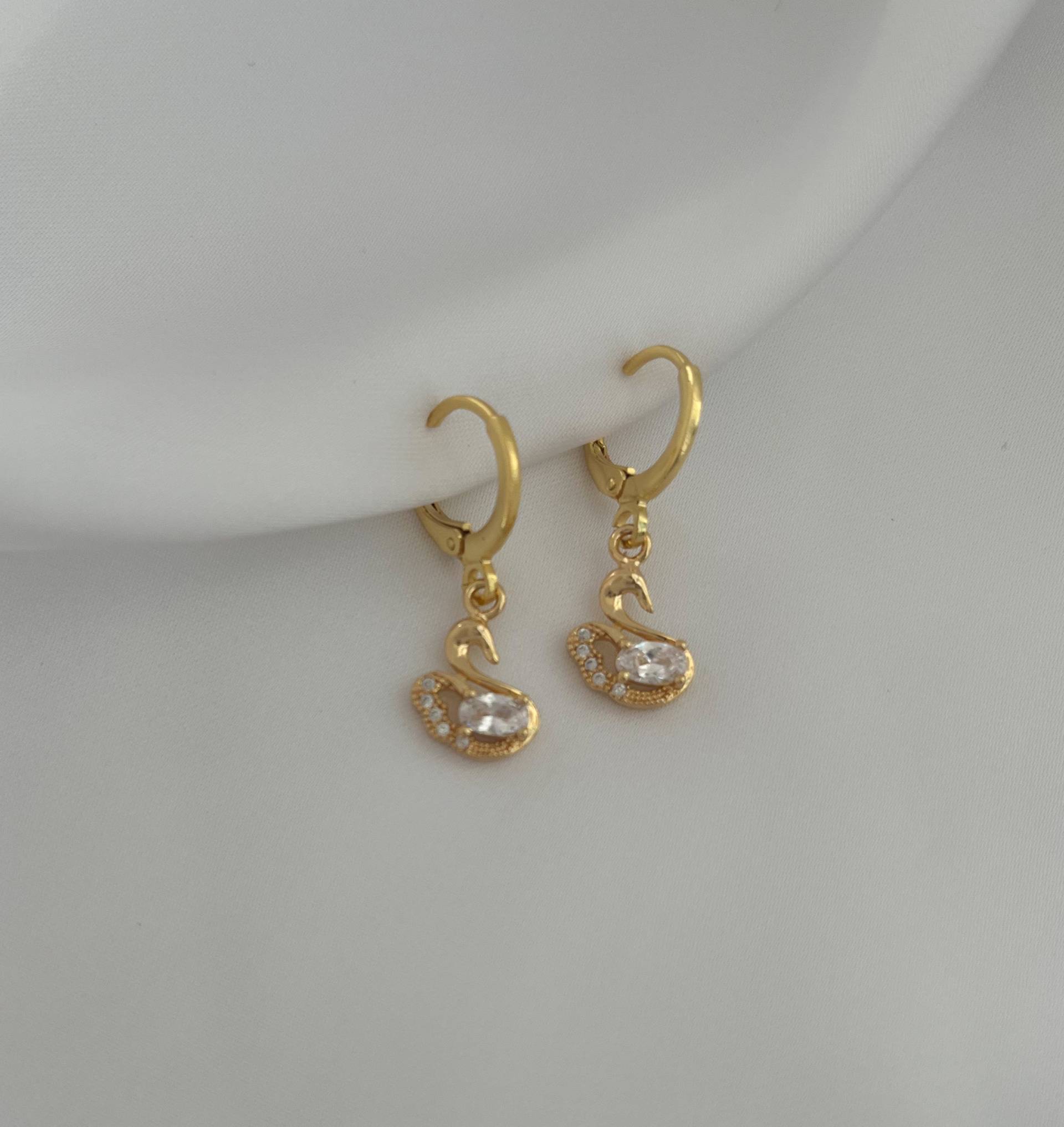 Goldene Creolen Mit Einem Schwan Anhänger - Ohrringe Klein Boho Huggie Hoops Tier Goldene Creolen Mit Einem Schwan Anhänger - Ohrringe Klein Boho Huggie Hoops Tier von MIAxMINA