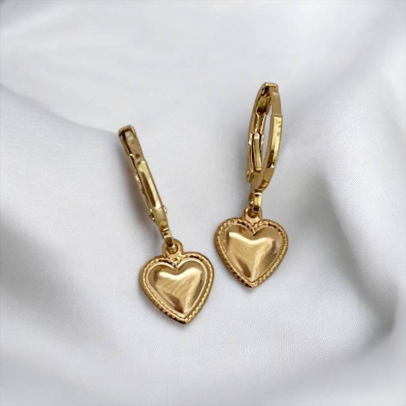 Herz Anhänger Creolen in Gold - Herzchen Charm Huggie Ohrringe Liebe Ohrschmuck Geschenk Für Sie Boho von MIAxMINA