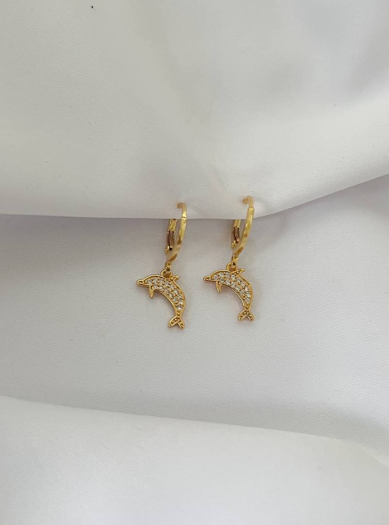 Kleine Creolen Mit Delfin Anhänger - Zirkonia Charm Ohrringe Fisch Geschenk Für Sie von MIAxMINA